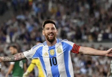 Lionel Messi comanda a la Albiceleste en el debut ante Argelia