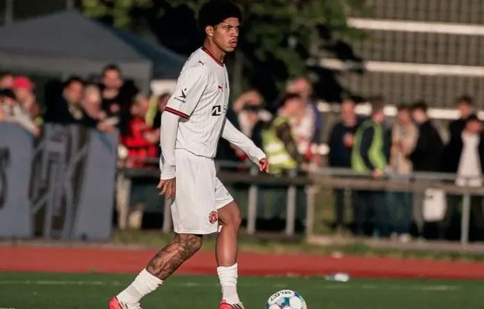 David Martínez salió lesionado en su debut en la Superliga danesa