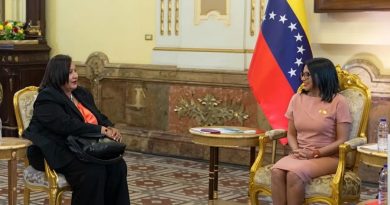 Delcy Rodríguez recibe a Dinorah Figuera en el Palacio de Miraflores tras el cierre del tercer ciclo de diálogo