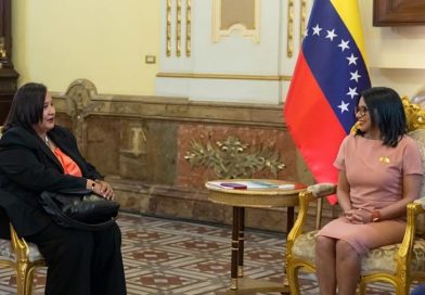 Delcy Rodríguez recibe a Dinorah Figuera en el Palacio de Miraflores tras el cierre del tercer ciclo de diálogo